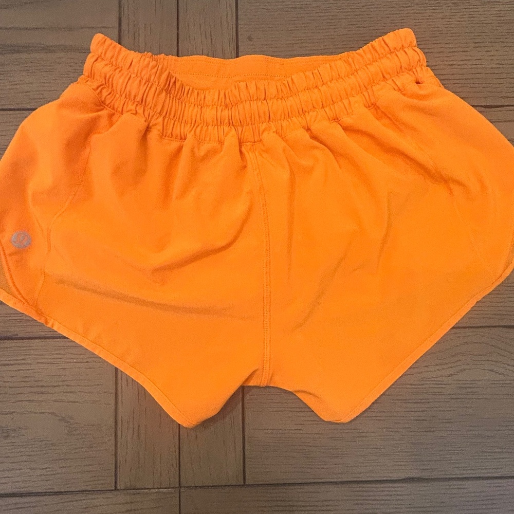 Hotty Hot 2.5" lined, low rise Lululemon shorts